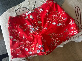 lote 6 prendas de mujer, pantalones cortos y falda