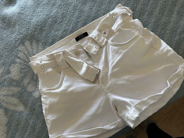 lote 6 prendas de mujer, pantalones cortos y falda