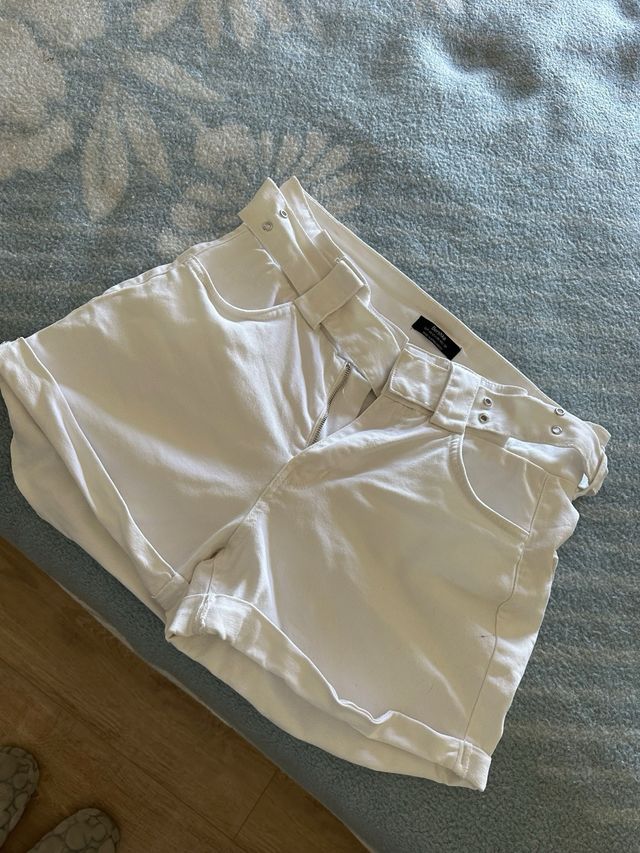 lote 6 prendas de mujer, pantalones cortos y falda