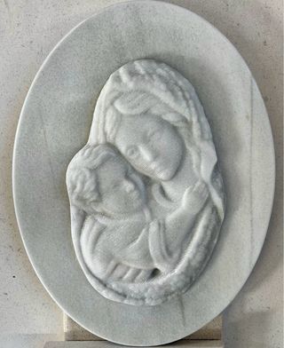 Relieve en mármol blanco Macael Virgen con niño