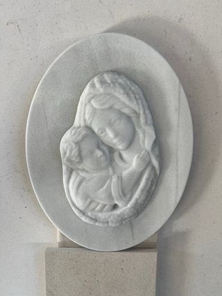 Relieve en mármol blanco Macael Virgen con niño
