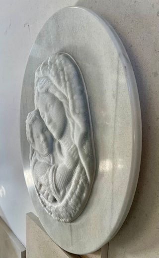 Relieve en mármol blanco Macael Virgen con niño