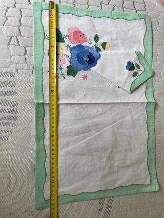 Juego de manteles individuales - Flores bordadas