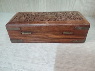 Caja de madera y latón