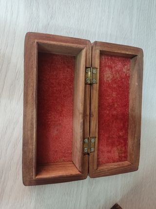 Caja de madera y latón