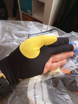 Guante de billar marca Fama - Amarillo y negro