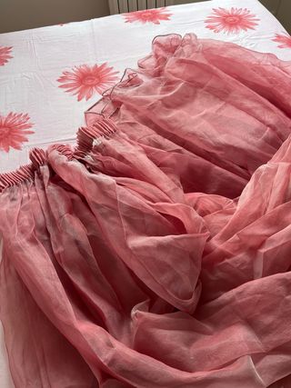 Funda nórdica cama matrimonio y cortinas.