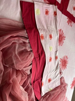 Funda nórdica cama matrimonio y cortinas.