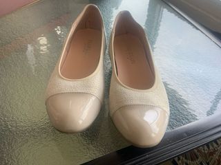 Zapatos beige mujer