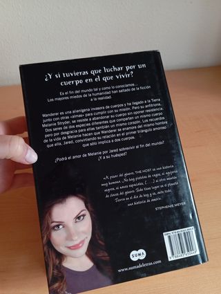 La huésped (The host) (Spanish Edition)