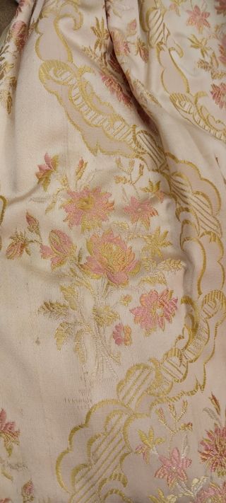 Traje Valenciana corpiño rosa y falda de flores