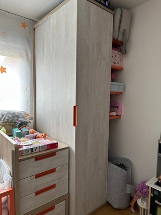 Armario infantil beige y naranja