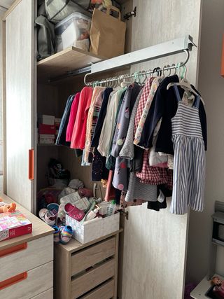 Armario infantil beige y naranja