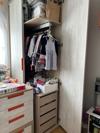 Armario infantil beige y naranja