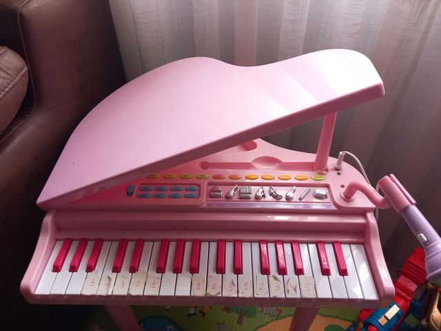 Piano cola juguete