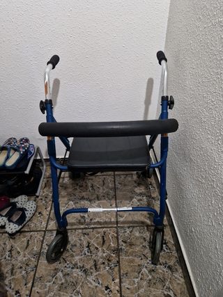 Andador persona mayor.