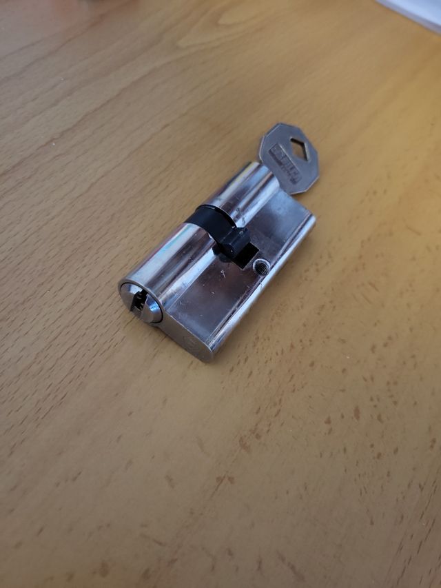 Bombin puerta seguridad