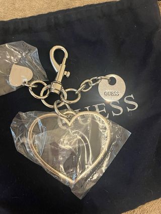 Llavero GUESS corazón plata