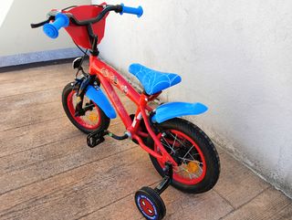 Bicicleta pedales y ruedines Spidey 