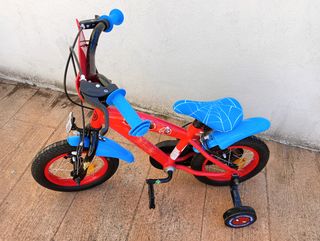 Bicicleta pedales y ruedines Spidey 