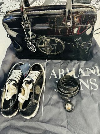 Bolso, zapatillas y cinturón Armani Jeans negros