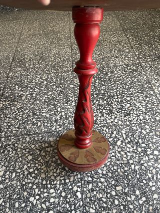 Mesa auxiliar antigua dorada y roja