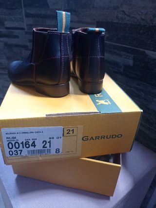 Botitas Roberto Garrufo Niño Marrón talla 21