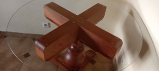 Mesa redonda de madera con cristal templado