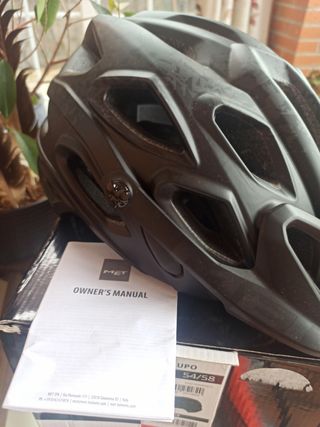 Casco nuevo marca MET, Modelo LUPO negro mate.