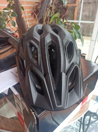 Casco nuevo marca MET, Modelo LUPO negro mate.