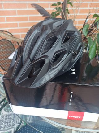 Casco nuevo marca MET, Modelo LUPO negro mate.