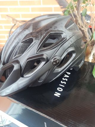 Casco nuevo marca MET, Modelo LUPO negro mate.