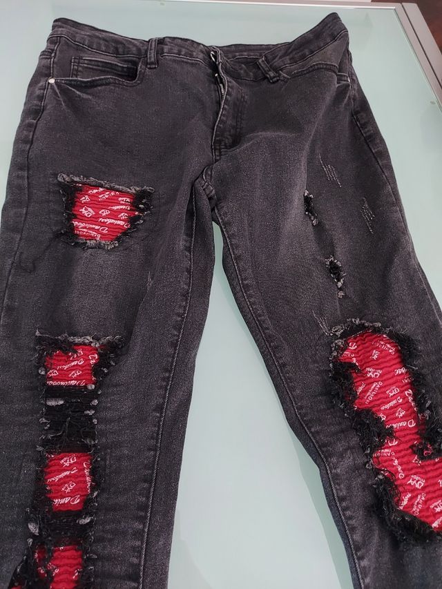 Jeans strappati a toppe rosse