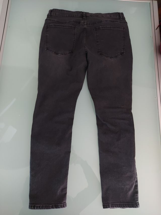 Jeans strappati a toppe rosse