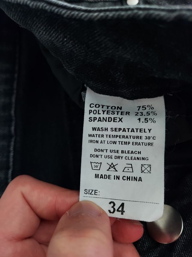 Jeans strappati a toppe rosse