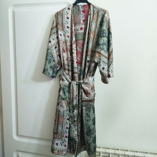 kimono estampado reversible de Zara.