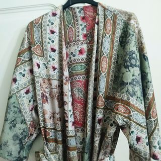 kimono estampado reversible de Zara.