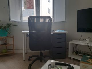 Escritorio blanco con cajones