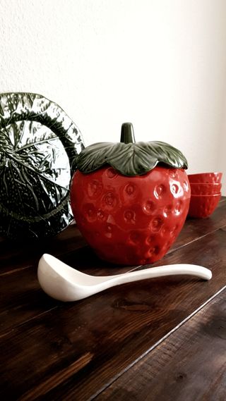 Sopera de cerámica en forma de fresa