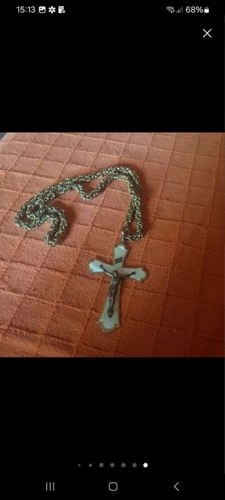 Crucifijo dorado con cordón