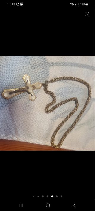 Crucifijo dorado con cordón