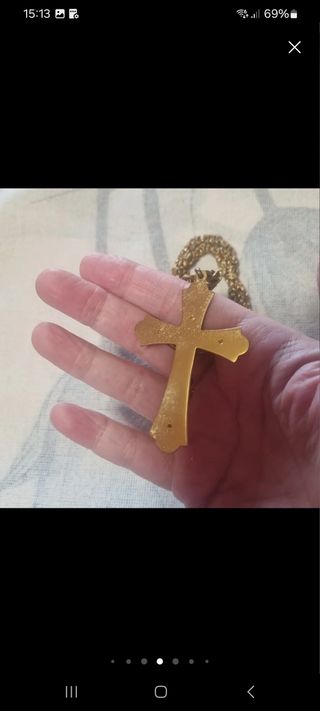 Crucifijo dorado con cordón