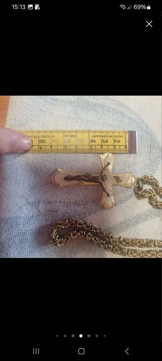 Crucifijo dorado con cordón