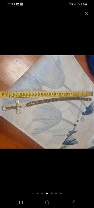 Crucifijo dorado con cordón