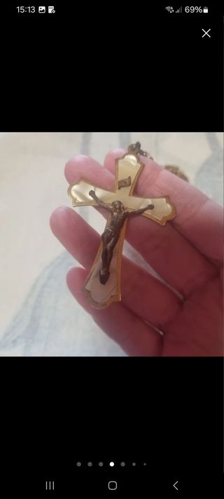 Crucifijo dorado con cordón