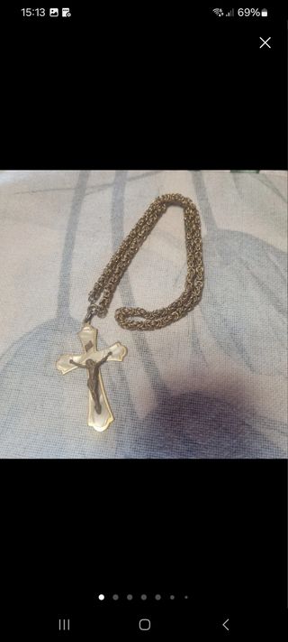 Crucifijo dorado con cordón
