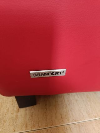 Juego de sillones de piel rojos  de 3 + 2 plazas