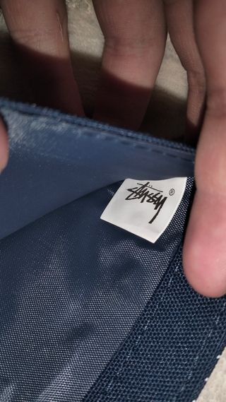 Cartera Stussy azul y blanca