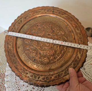 Plato metálico dorado - Decorativo