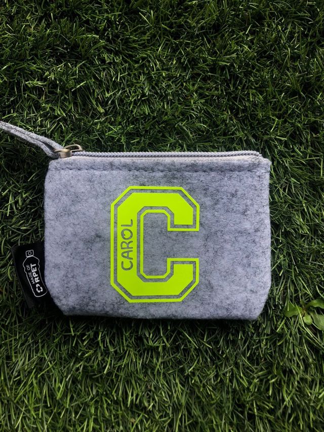Monedero fieltro gris personalizado. Universitario